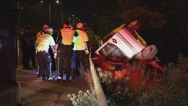 İzmir'de su kanalına giren araç takla attı, 2 kişi hayatını kaybetti
