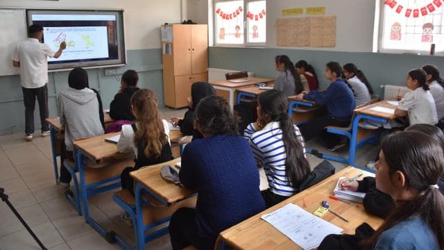 Şırnak'ta Mehmetçik, öğrencilere sınav hazırlığında destek veriyor