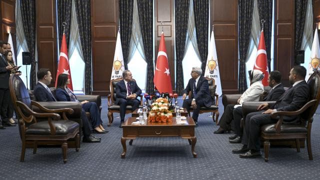 Siyasi partiler bayram ziyaretleri yapıyor