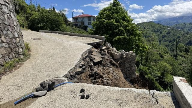 Rize'de istinat duvarı yıkıldı, mahalle yolu kapandı