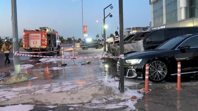 Bakırköy'de 50 milyon liralık 4 otomobil yandı