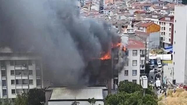 Esenyurt'ta 4 binanın çatısında yangın meydana geldi