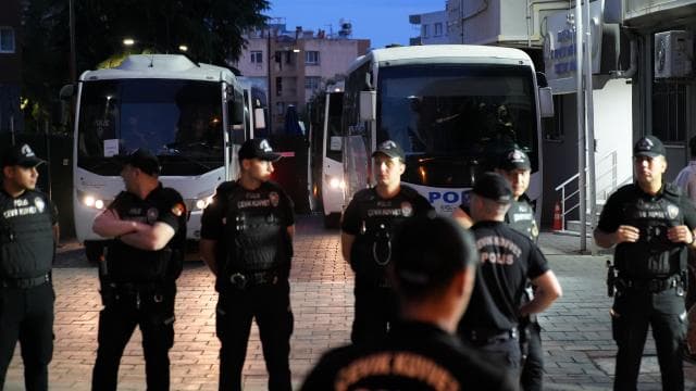 Buca Belediyesi'nde bir memurun 13 yarış atı sahibi olduğu belirlendi