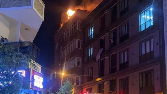 İstanbul'da 4 katlı binanın çatısında yangın çıktı