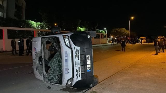 Eskişehir'de işçi servis aracı devrildi, 7 kişi yaralandı