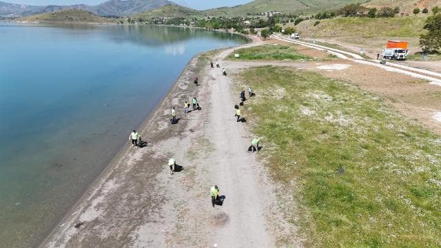 Hazar Gölü'nde temizlik çalışması: 12 ton atık toplandı