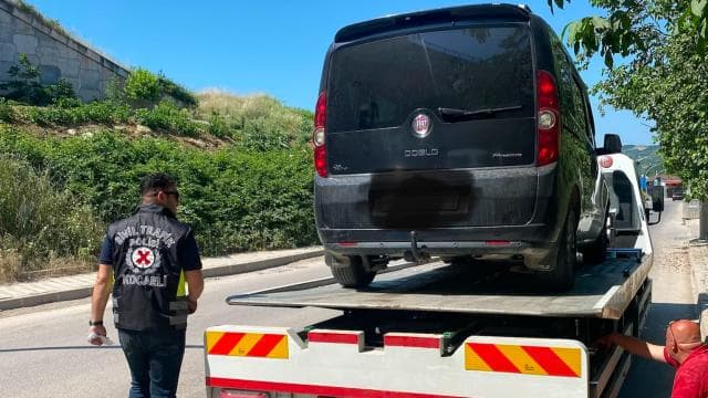 Kocaeli'de korsan taşımacılık yapan sürücüye 100 bin lira ceza kesildi
