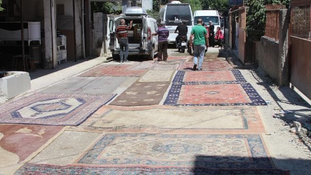Mahalleli, tozdan rahatsız olduğu sokakta halı serdi