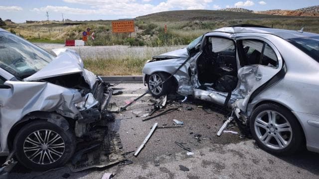 Afyonkarahisar'da otomobil ve hafif ticari araç çarpıştı: 1 ölü, 6 yaralı