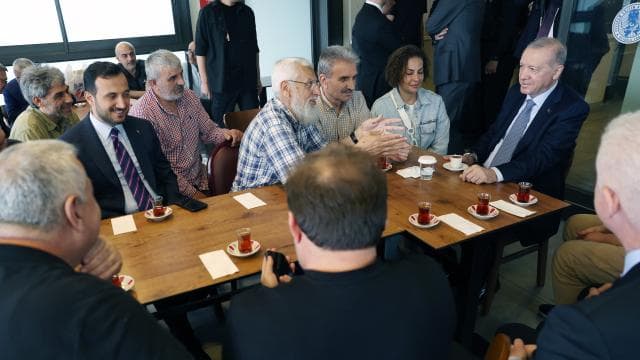 Cumhurbaşkanı Erdoğan Beyoğlu'nda vatandaşlarla buluştu