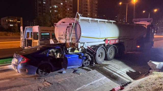 Adana'da otomobil tankere çarptı: Baba hayatını kaybetti, iki çocuk yaralandı
