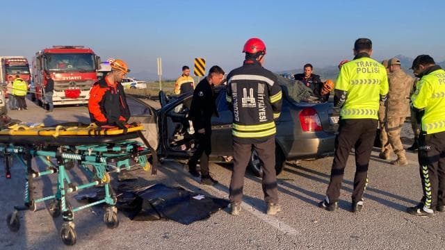 Erzurum'da otomobil kamyonete çarptı, 3 kişi hayatını kaybetti