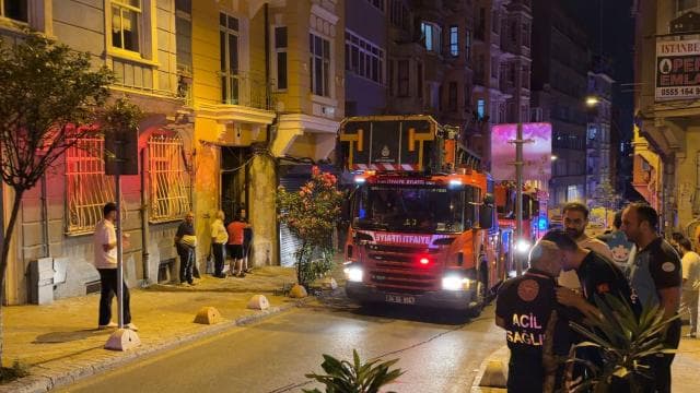 Beyoğlu'ndaki çöken bina tahliye edildi