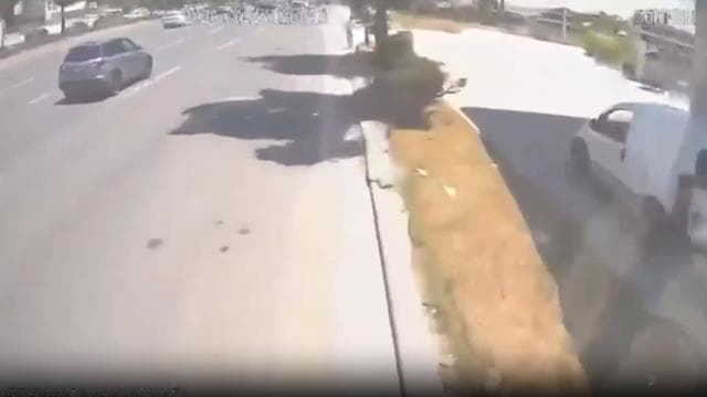 EGO otobüsü kaza yaptı, güvenlik kamerasında görüntülendi