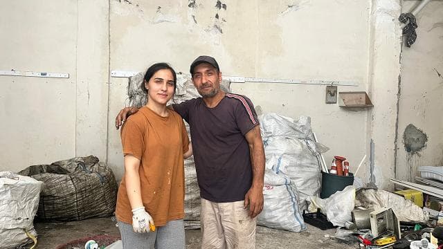 Sokaklardan kağıt toplayarak çocuklarını okutan baba, kızının birinciliğiyle gururlandı