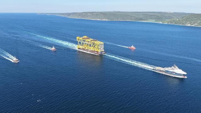 Çanakkale Boğazı'ndan 350 metrelik sondaj platformu geçiş yaptı