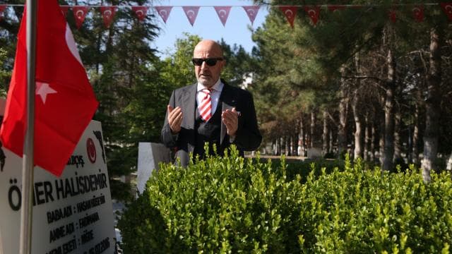 Emekli Korgeneral Zekai Aksakallı, Şehit Ömer Halisdemir'in Mezarı'nı Ziyaret Etti