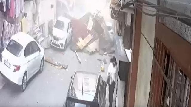 Fırtına nedeniyle uçan çatıdan son anda kurtuldular