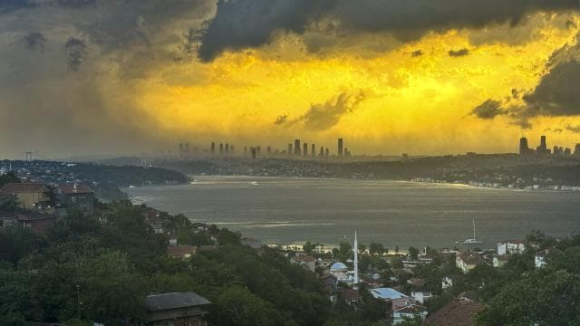 İstanbul'da fırtına nedeniyle çatılar uçtu, ağaçlar devrildi