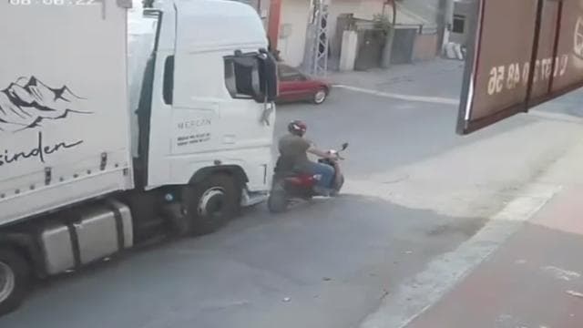 Tırın önünde sürüklenen motosikletli kazayı hafif yaralarla atlattı