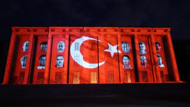 TBMM'ye 15 Temmuz şehitlerinin fotoğrafları yansıtıldı