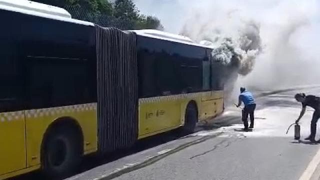 İETT otobüsünde yangın çıktı, itfaiye müdahale etti