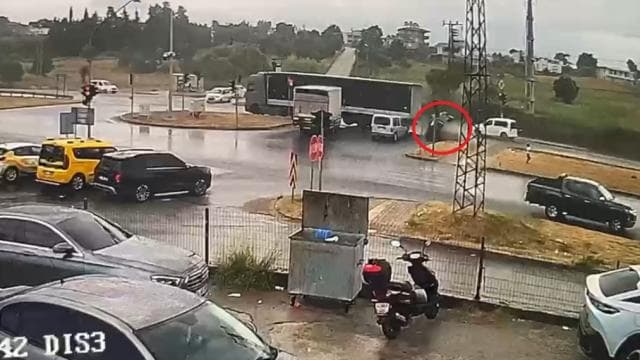 Tır otomobili sürükleyip devirdi, 3 kişi yaralandı