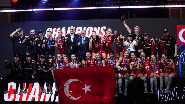 A Milli Kadın Voleybol Takımı, Brezilya'yı yenerek Türkiye'ye döndü