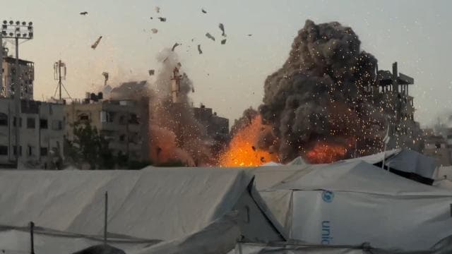 İsrail ordusu, Gazze'deki bir camiyi hava saldırısıyla yıktı