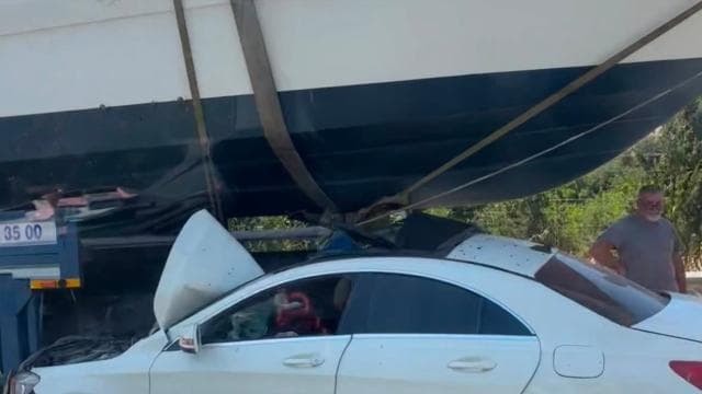 İzmir'de otomobil tekneye çarptı