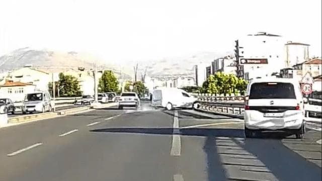 Kayseri'de hafif ticari araç bariyere çarptı, kaza anı kaydedildi