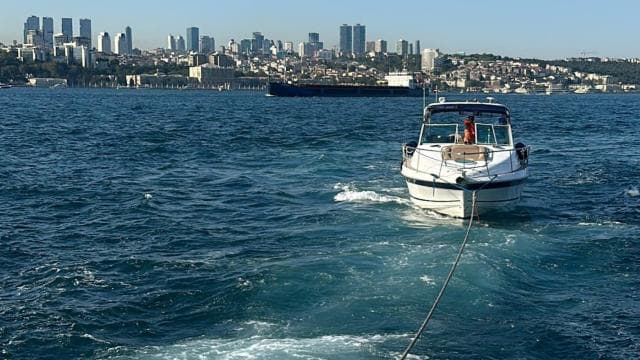 Kız Kulesi önündeki tekne dümen arızası nedeniyle kurtarıldı