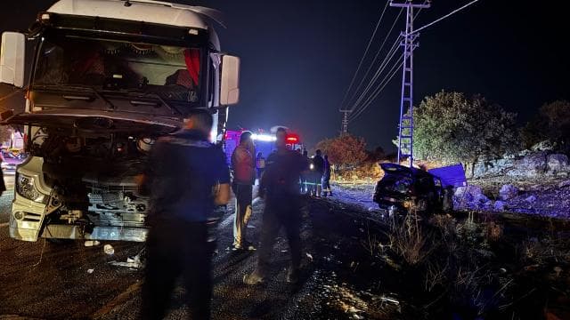 Mardin'de otomobil ve kamyon çarpıştı: 3 ölü, 5 yaralı