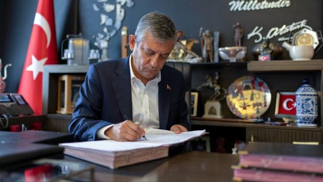 Özgür Özel ve 90 milletvekili CHP'den ayrıldı
