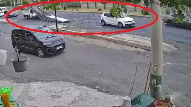 Diyarbakır'da kamyonetin fren yapması sonucu demirler yola düştü
