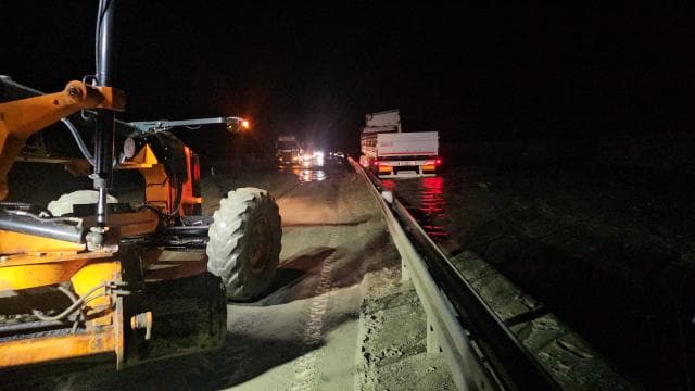 Erzincan-Sivas kara yolunda heyelan nedeniyle bir tır bariyerlere sıkıştı