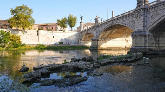Roma'da kuraklık Tiber Nehri'ni çekti, tarihi kalıntılar ortaya çıktı