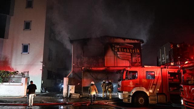 Esenyurt'taki oto lastikçideki yangın 4 iş yerini etkiledi