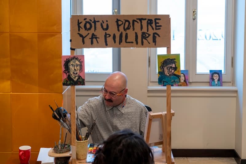 Kusur Serbest: Pera Müzesi'nde Herkes Kendi “Kötü Portresini” Yaptırıyor