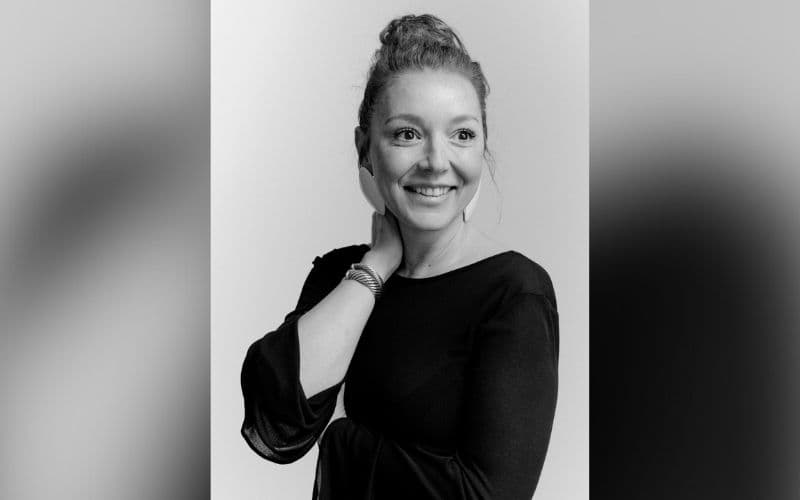 Nisan Ceren Özerten: Beyaz Tavşan Kırmızı Tavşan, Bize "Anda Kalın" Diyor