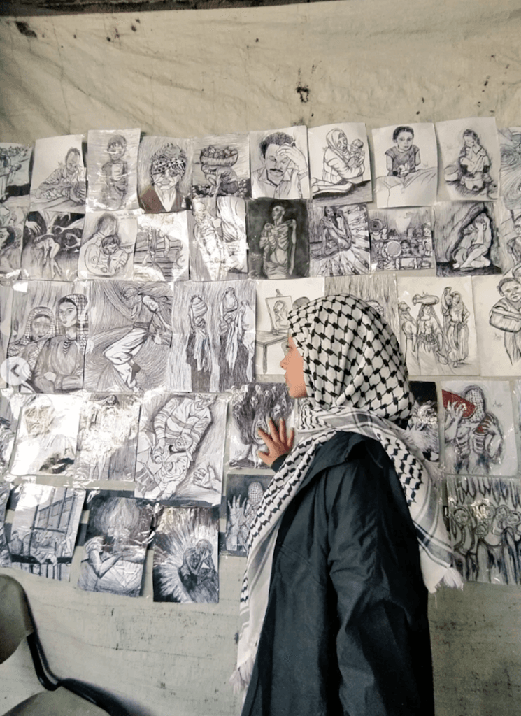 Gazze’de 18 Yaşındaki Sanatçı Çadırını Sergi Alanına Dönüştürdü
