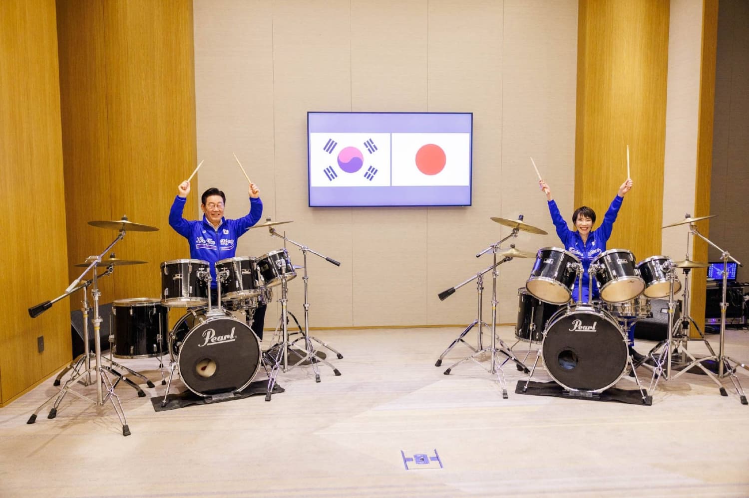 Takaichi and Lee drum up excitement for closer South Korea-Japan ties