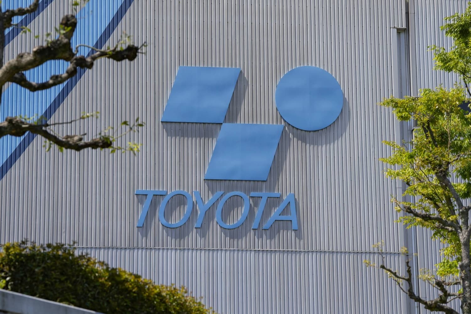 Toyota Industries shares exceed new bid as traders push for more