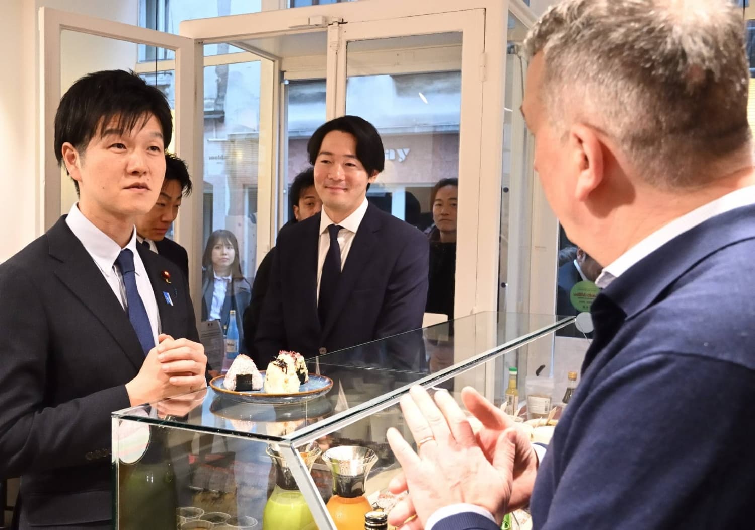 Farm minister Suzuki visits Paris to promote rice exports