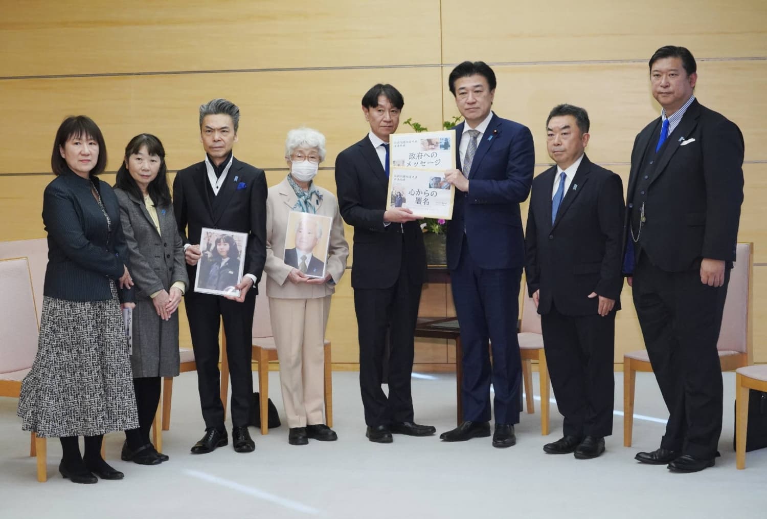 Japan's top government spokesman meets Sakie Yokota, mother of abductee Megumi