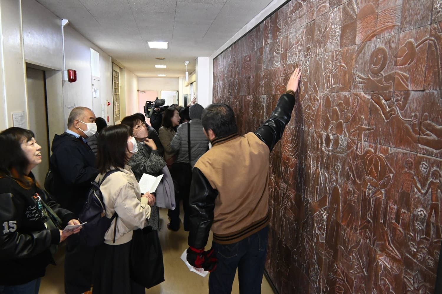 Wooden atomic bomb relief returns home to Hiroshima after alumni restoration