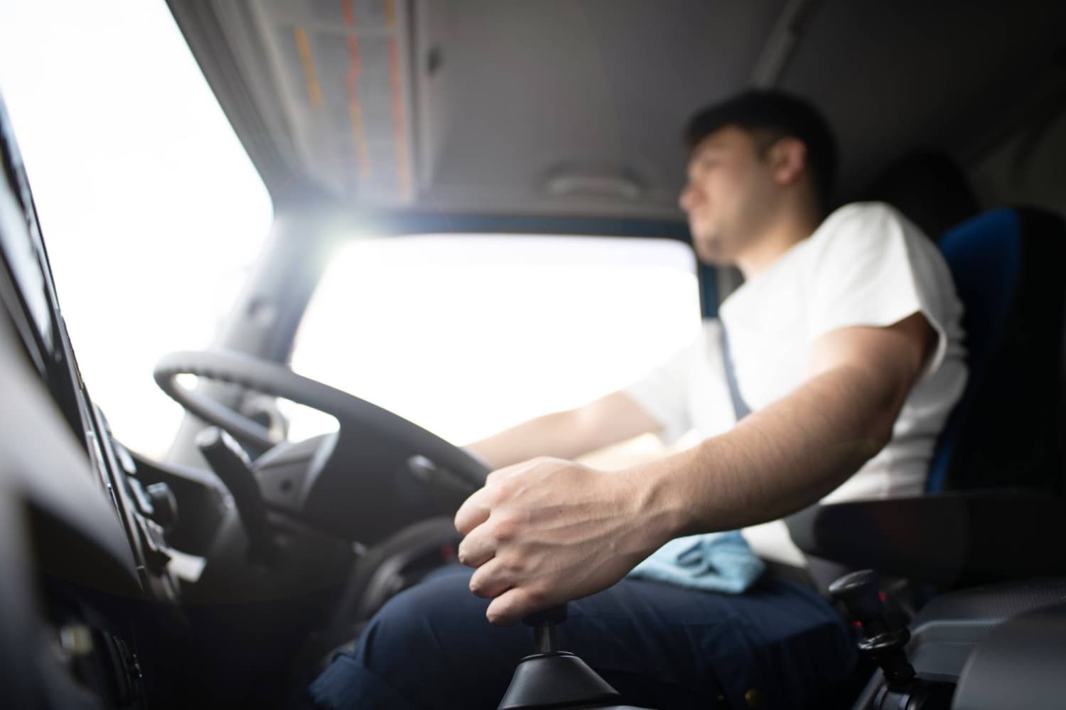 Government adopts bill to promote drivers' work-style reform