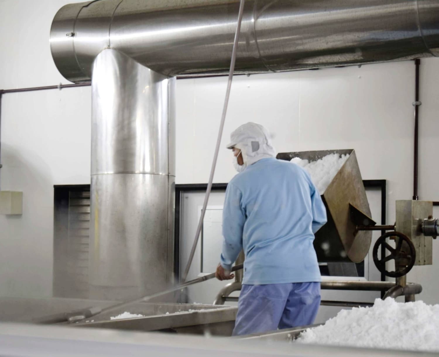 Okinawa salt manufacturer shifts production method in decarbonization drive