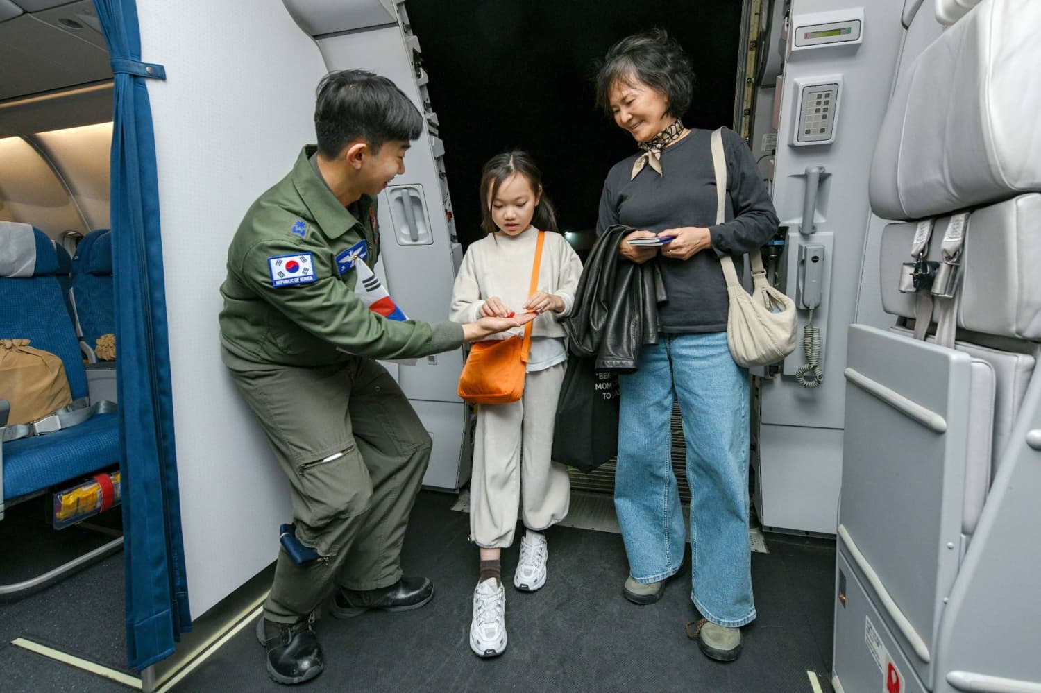 Two Japanese nationals flee Middle East on South Korean military plane