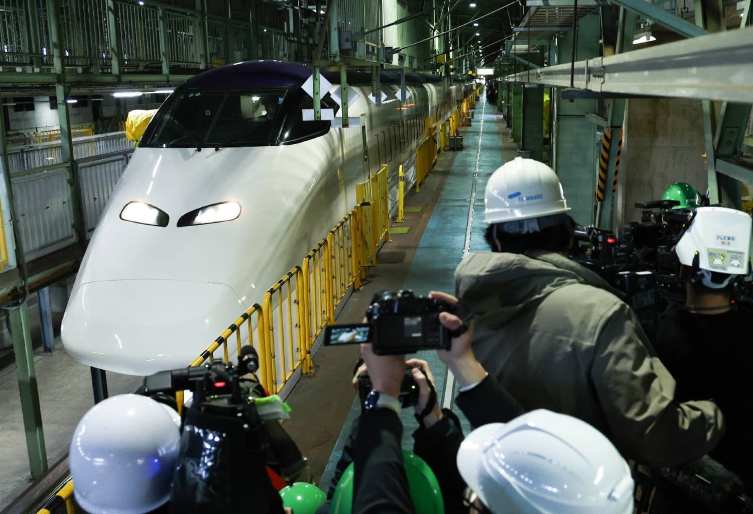 JR East's freight-only Shinkansen train goes into service